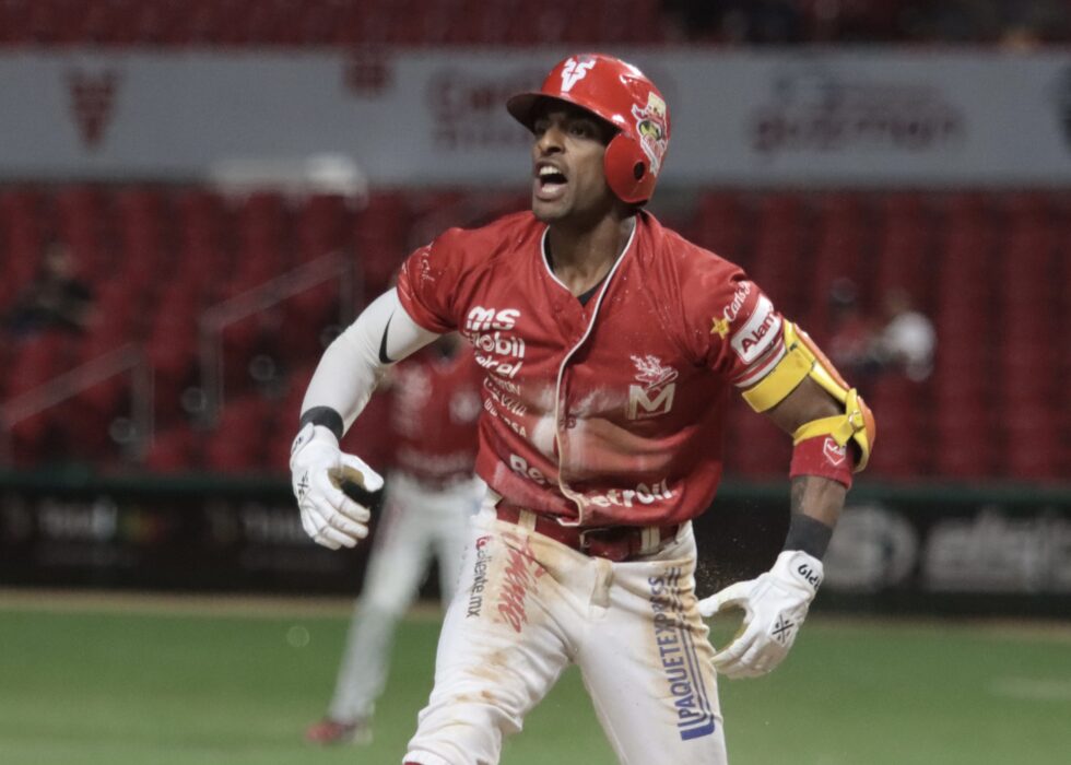 RANDY ROMERO FESTEJA AL PEGAR HOME RUN DE CAMPO