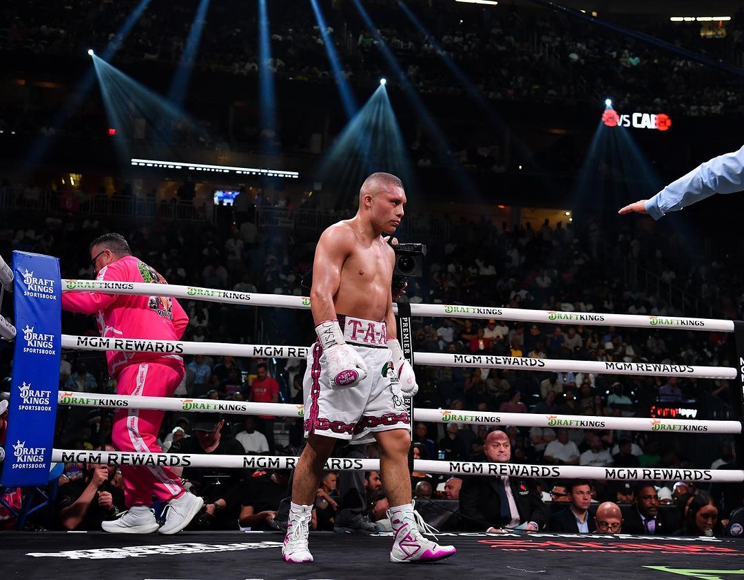 ISAAC PITBUL CRUZ CAMINA HACIA SU ESQUINA EN EL RING DURANTE UNA PELEA