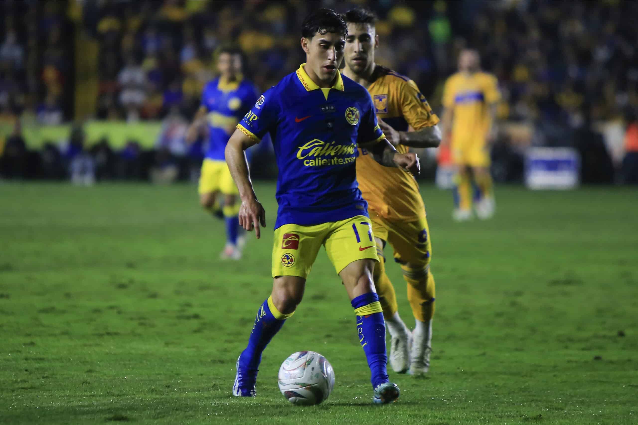 Alejandro Zendejas del América y Fernando Gorriaran del Tigres disputan el balon durante el juego de ida de la Final del Torneo Apertura 2023.