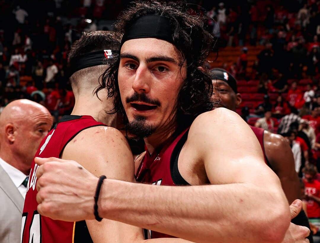 JAIME JÁQUEZ JR, CELEBRA LA VICTORIA EN NAVIDAD ANTE LOS SIXERS, PARA EL MIAMI HEAT