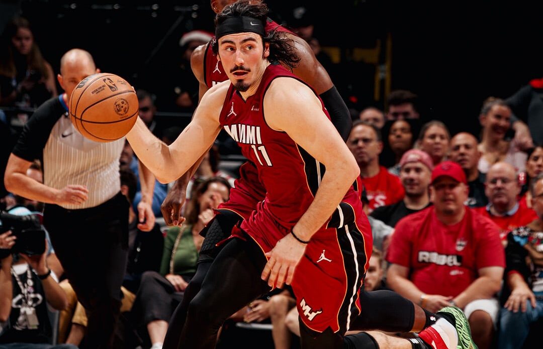 EL MEXICANO JAIME JÁQUEZ JR MANEJA EL BALÓN PARA EL MIAMI HEAT ANTE LOS SIXERS, EN JUEGO DE LA NBA
