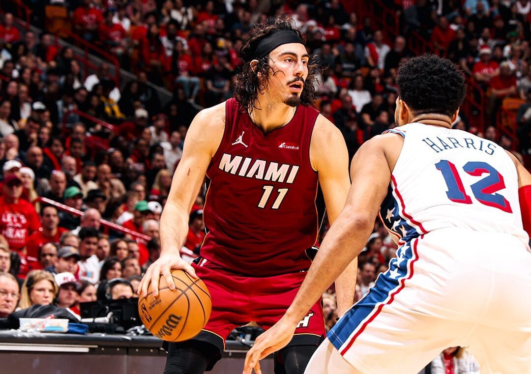 JAIME JÁQUEZ JR, JUGADOR MEXICANO DEL MIAMI HEAT, MANEJA EL BALÓN E UN PARTIDO