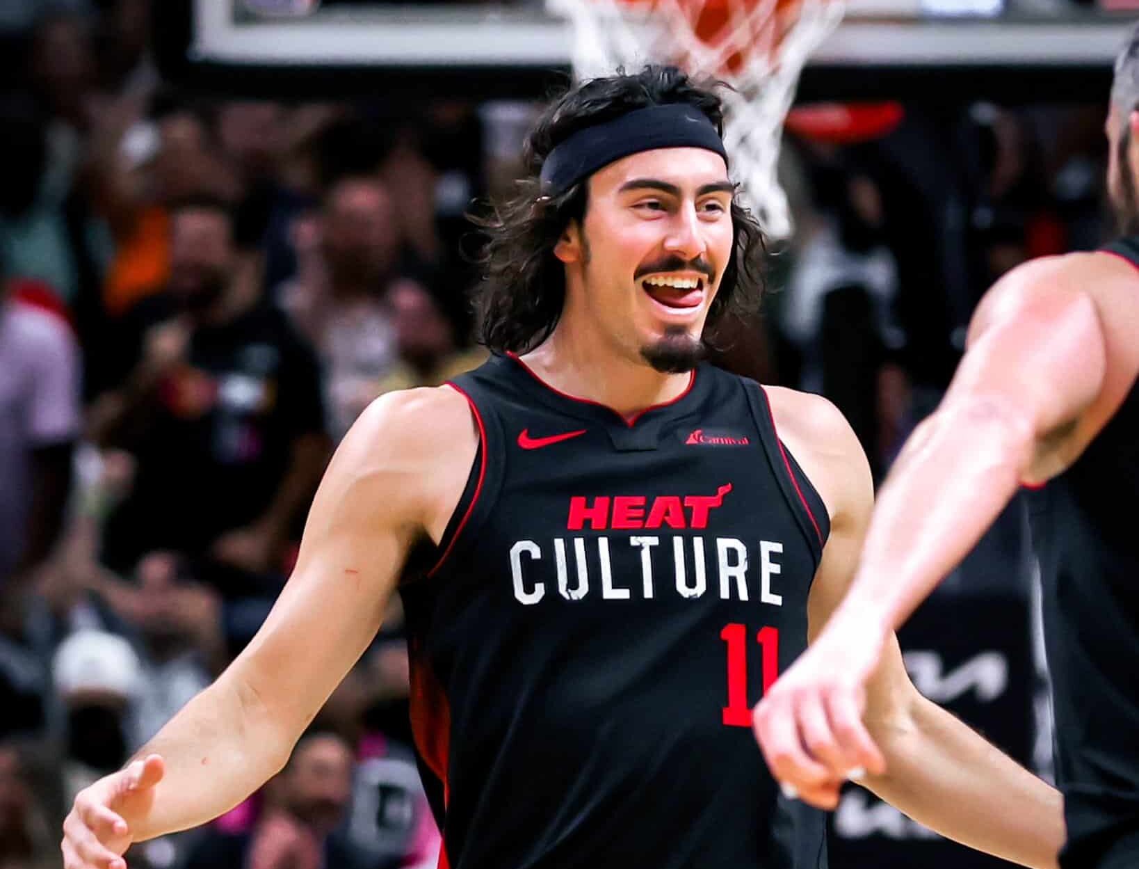 JAIME JÁQUEZ JR FESTEJA UN TRIUNFO DEL MIAMI HEAT