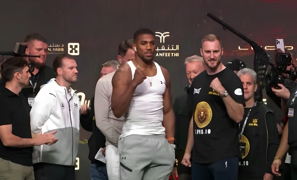 ANTHONY JOSHUA A LA IZQUIERDA Y OTTO WALLIN A LA IZQUIERDA POSAN PARA LA FOTO TRAS EL PESAJE