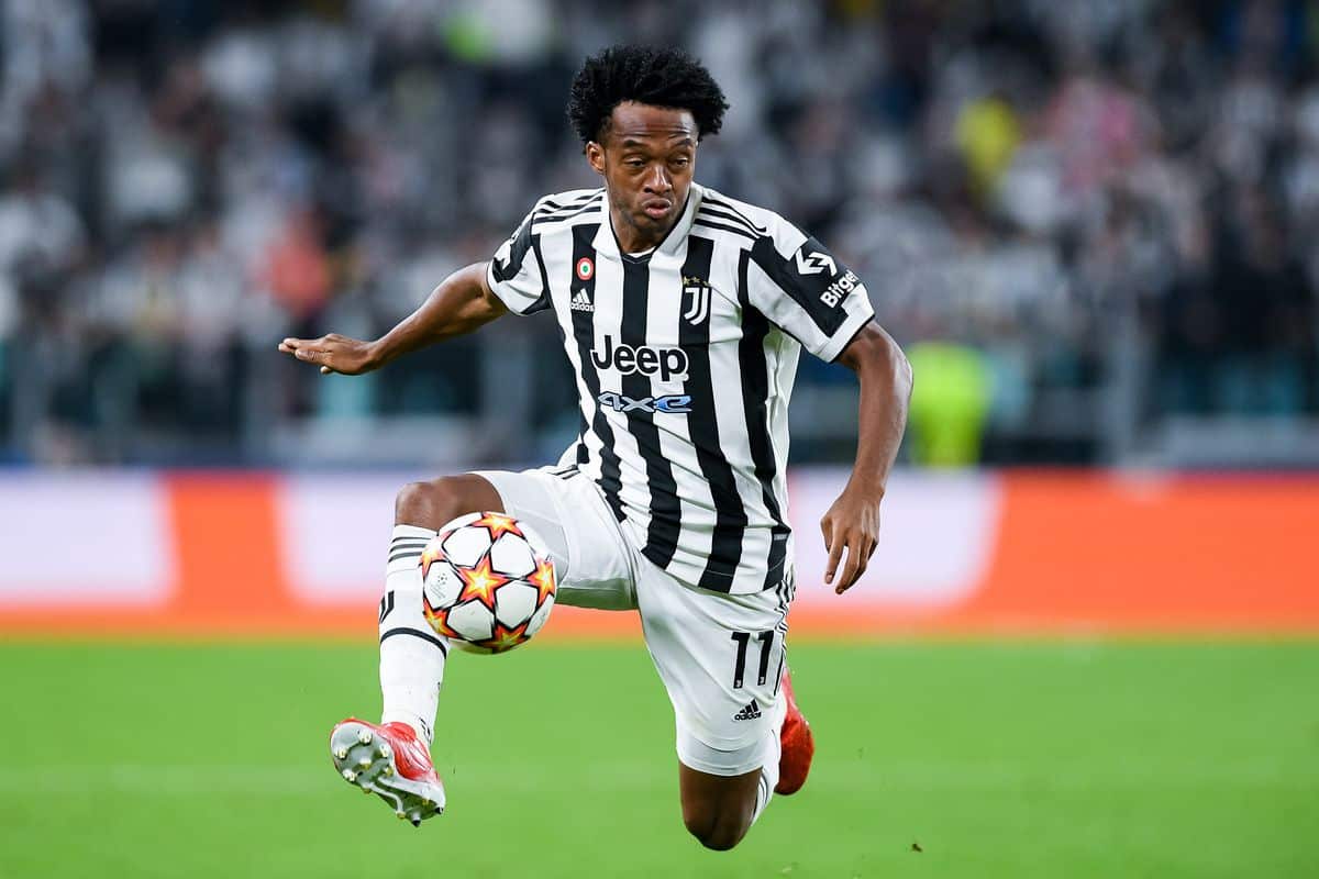 Juan Cuadrado domina el balón en partido con la Juventus.
