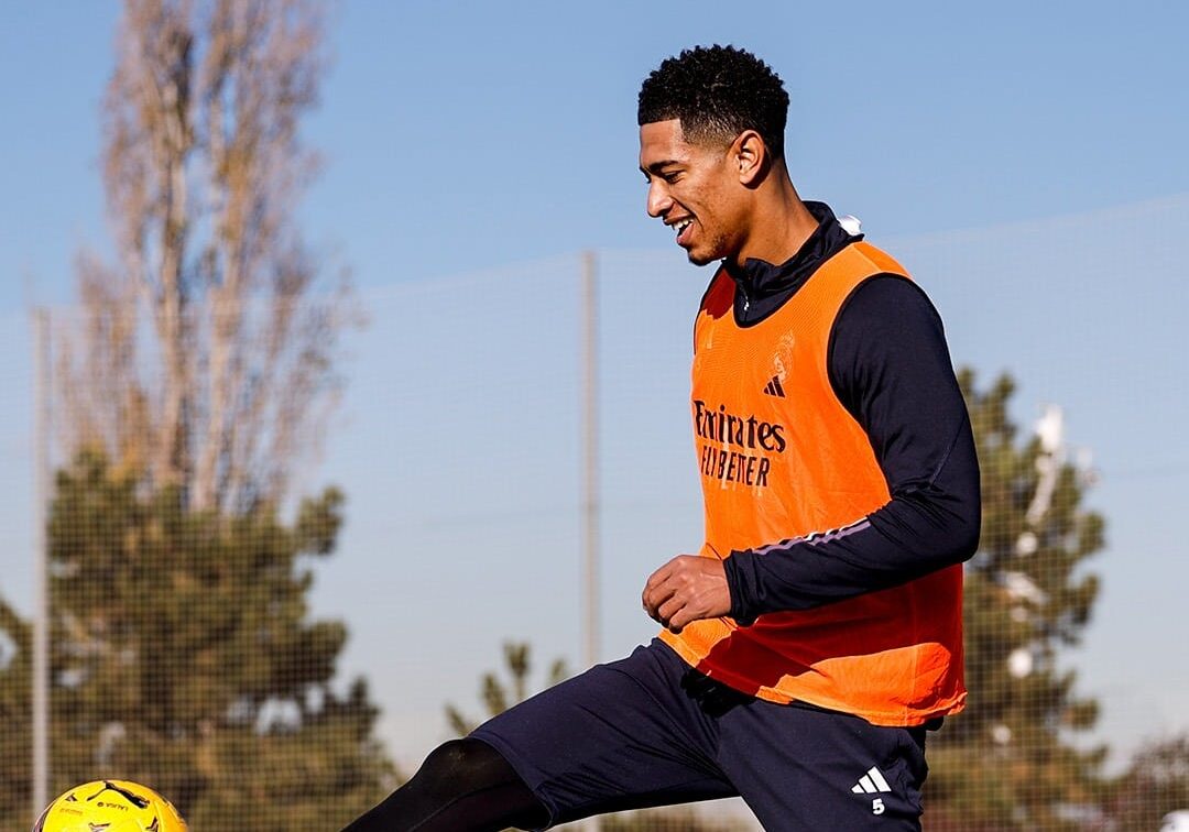 JUDE BELLINGHAM DOMINA EL BALÓN DURANTE UN ENTRENAMIENTO CON EL REAL MADRID