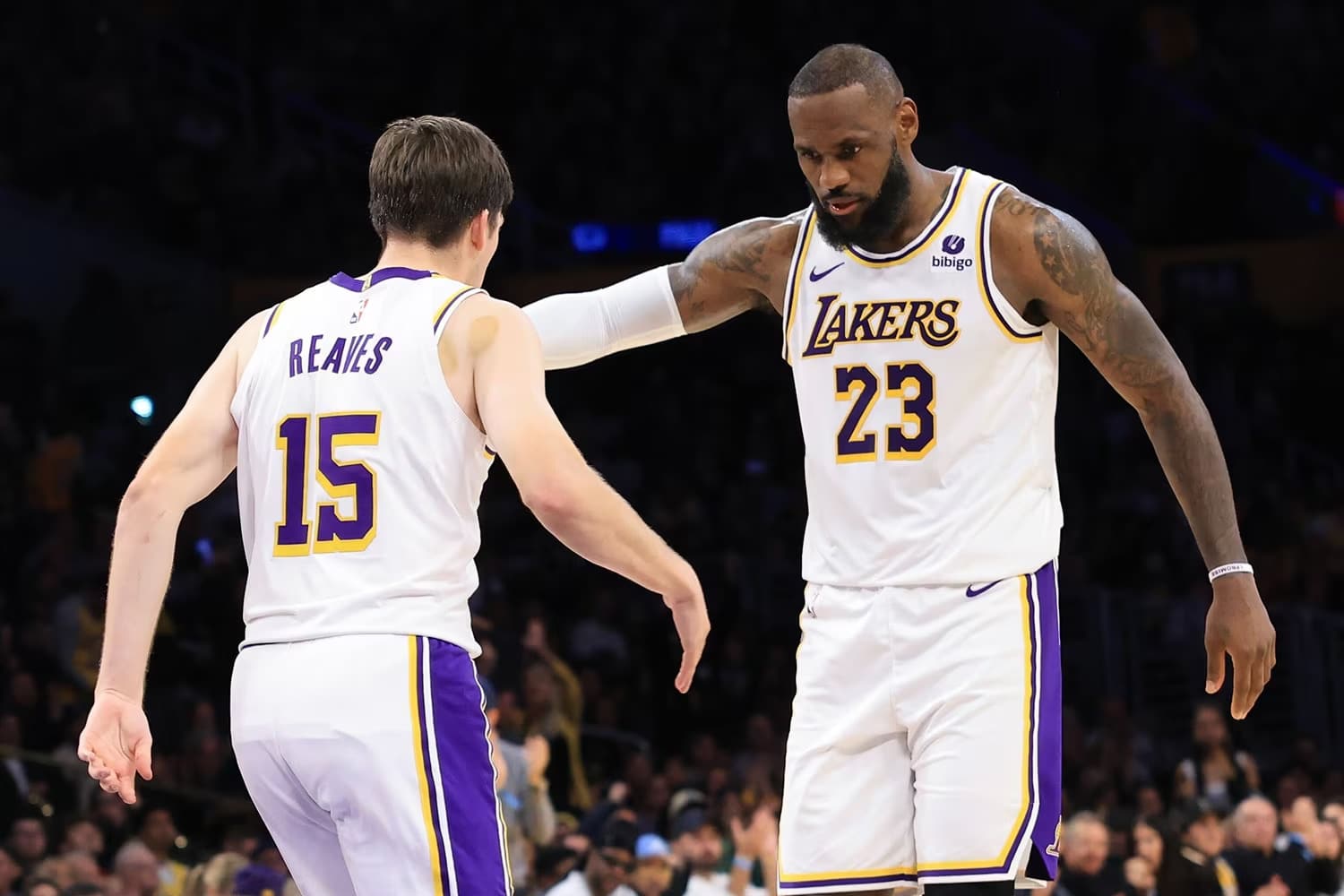 LEBRON JAMES Y AUSTIN REAVES DE LAKERS CELEBRAN UN TRIUNFO