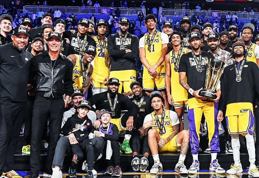 LA FOTO DEL RECUERDO DE LOS LAKERS COMO CAMPEONES DEL IN SEASON TOURNAMENT