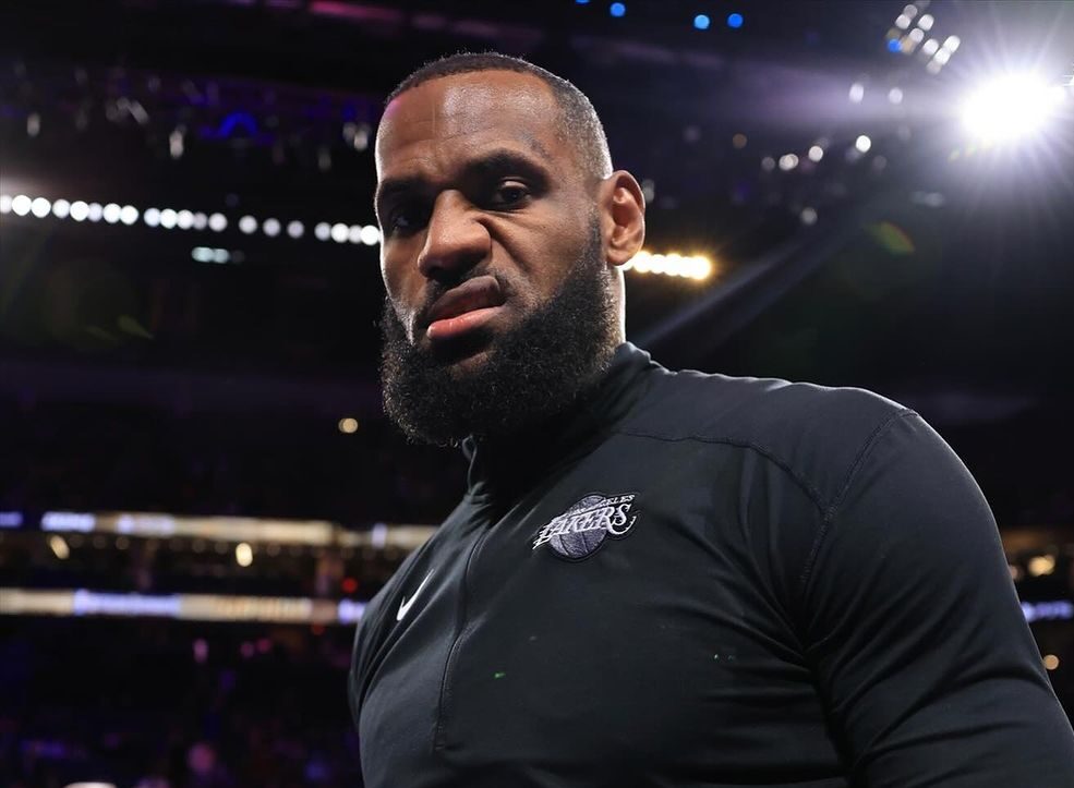 LEBRON JAMES POSA PARA LA FOTO PREVIO A UN JUEGO DE LOS LAKERS EN LA NBA