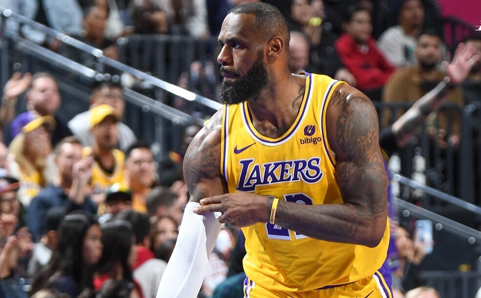 LEBRON JAMES FESTEJA UNA ANOTACIÓN CON LOS LAKERS EN JUEGO ANTE PELICANS