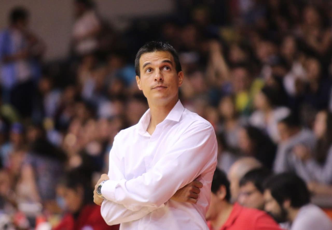 LUCAS ZURITA, DIRIGIENDO EN UN PARTIDO DE BALONCESTO
