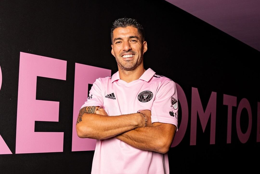 LUIS SUÁREZ POSA CON EL UNIFORME DEL INTER MIAMI DE LA MLS