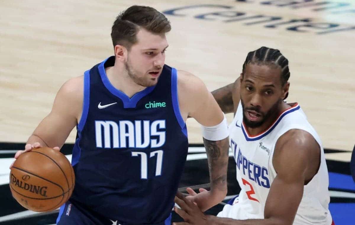 LUKA DONCIC DE LOS MAVERICKS, DEFENDIDO POR KAWHI LEONARD DE LOS CLIPPERS