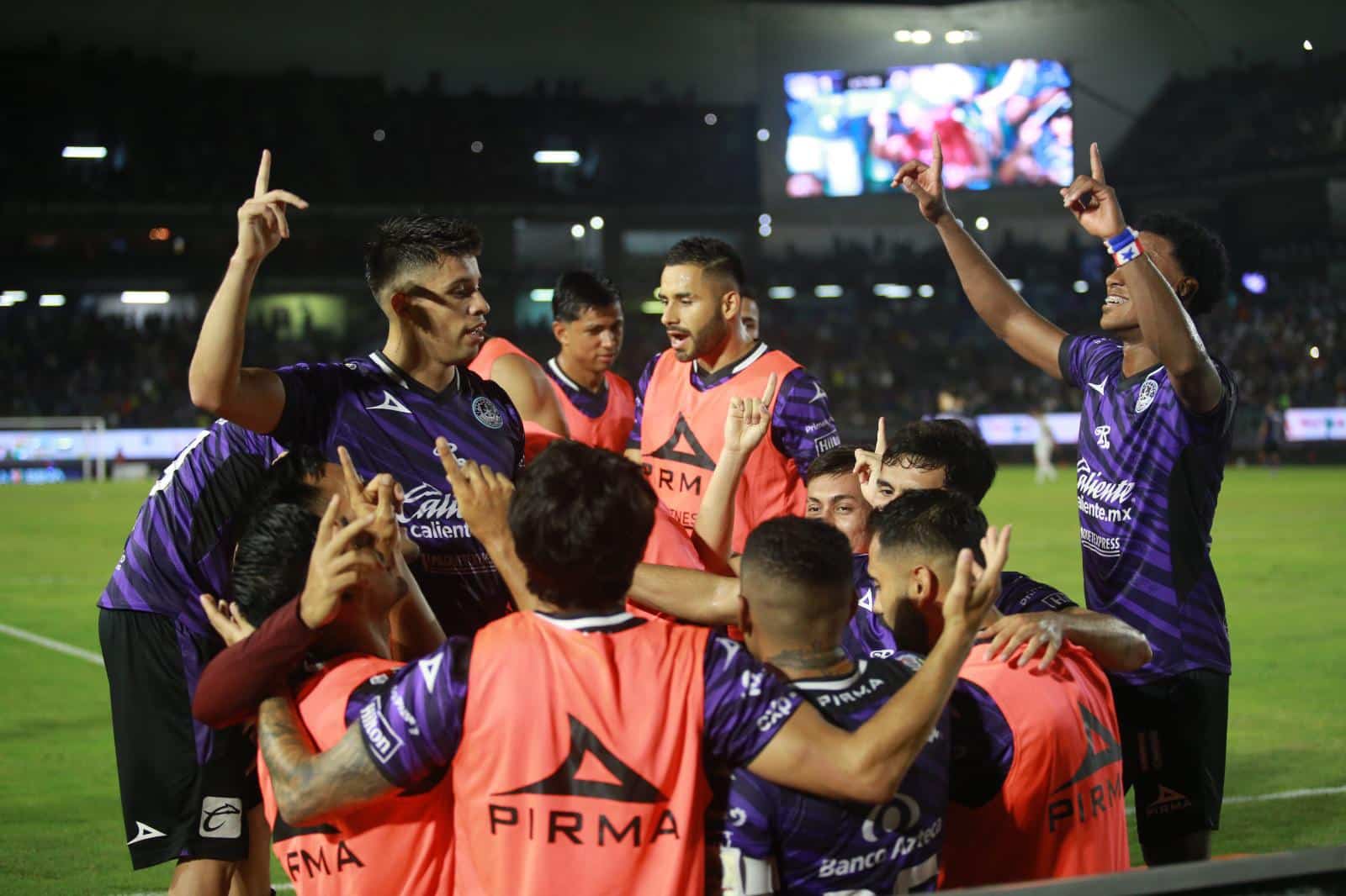 Jugadores de Mazatlán FC festejan gol en la fase regular del AP2023.