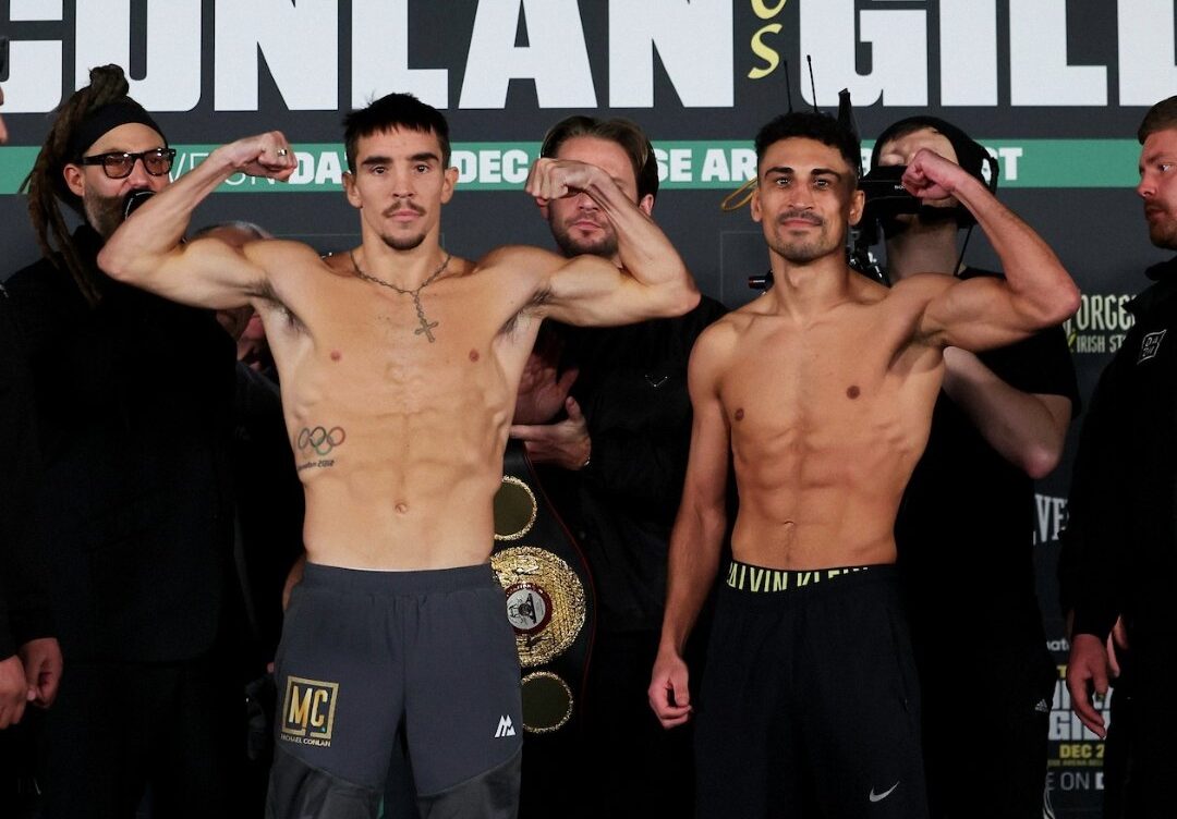 MICHAEL CONLAN A LA IZQUIERDA Y JORDAN GILL A LA DERECHA, POSAN PARA LA FOTO TRAS EL PESAJE