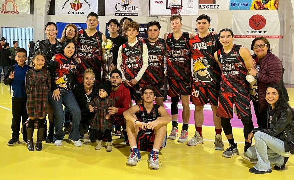 MINEROS DE COSALÁ POSAN PARA LA FOTO TRAS CONSEGUIR EL SUBCAMPEONATO