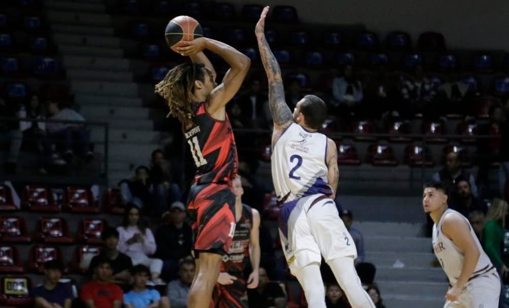 XAVIER ARMSTEAD DE MINEROS REALIZAR UN DISPARO A CANASTA, DEFENDIDO POR JUGADOR DE FOHR