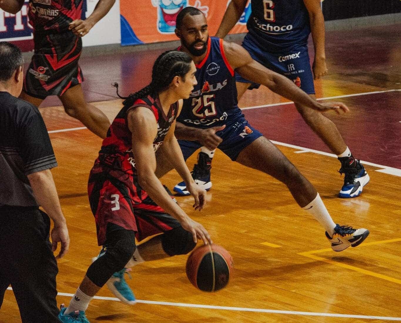 EMILIANO GAMBOA DE MINEROS ATACA LA CANASTA ANTE LA DEFENSIVA DE PASKOLAS