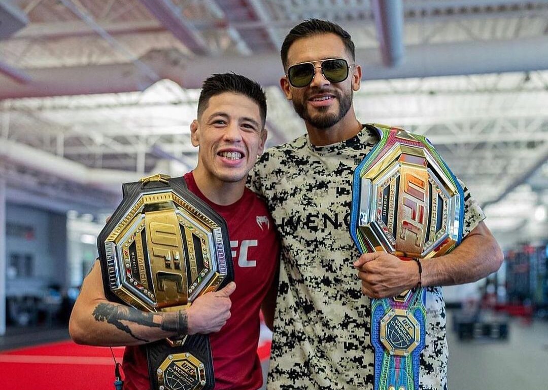 BRANDON MORENO, Y YAIR RODRÍGUEZ POSAN PARA LA FOTO