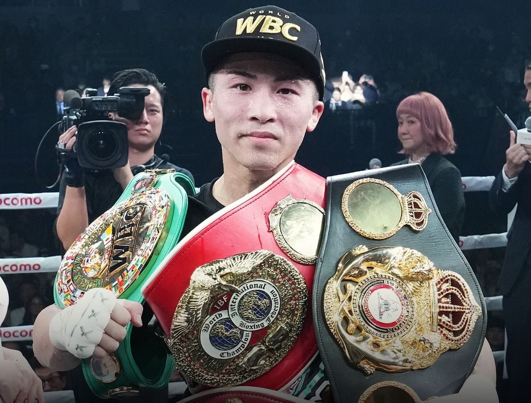 NAOYA INOUE CELEBRA CON SUS TÍTULOS TRAS LA VICTORIA ANTE MARLON TAPALES