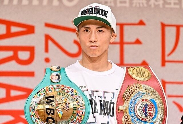 NAOYA INOUE POSA PARA LA FOTO EN CONFERENCIA DE PRENSA CON SUS CINTURONES CMB Y OMB