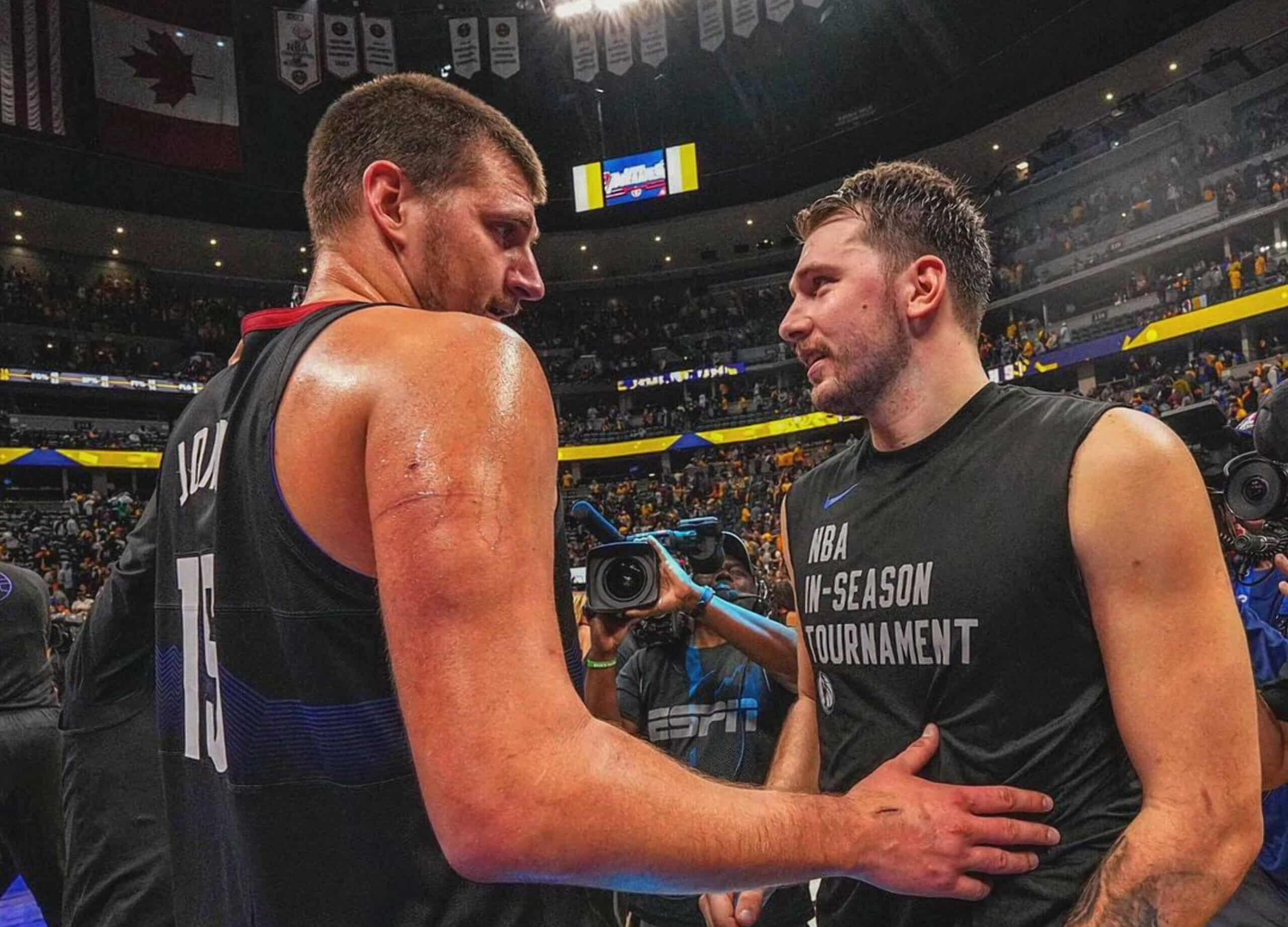 NIKOLA JOKIC DE DENVER A LA IZQUIERDA, Y LUKA DONCIC DE DALLAS A LA DEERCHA