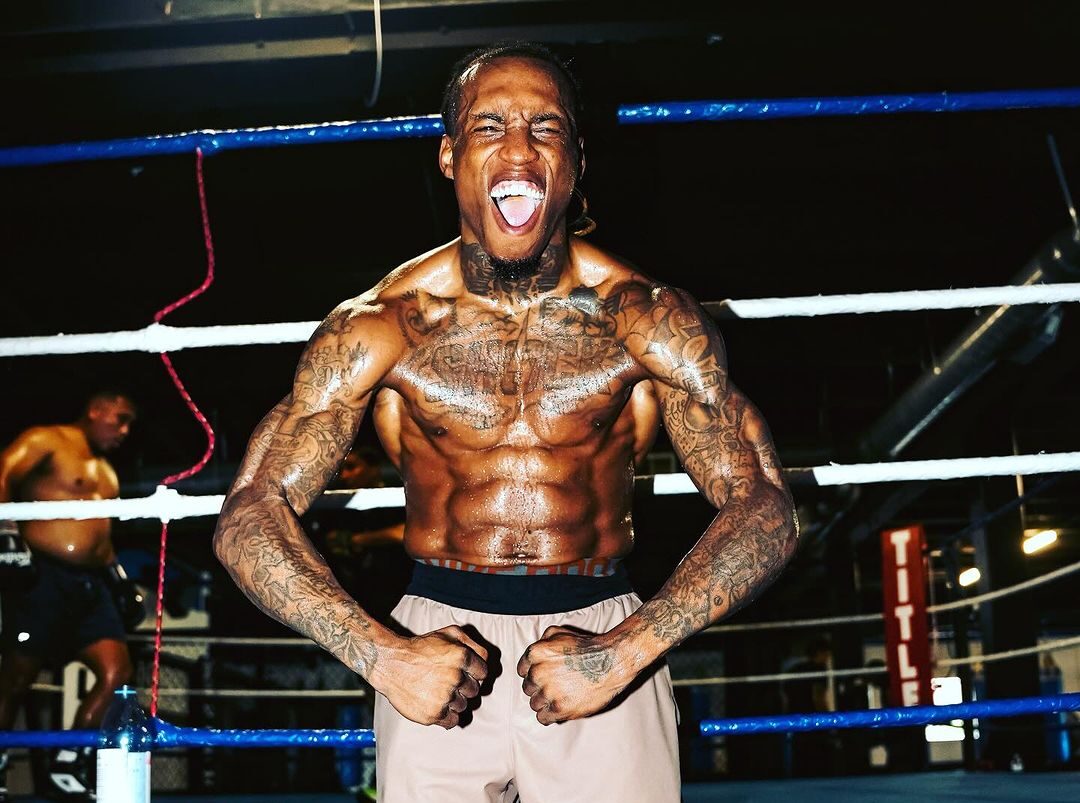 O'SHAQUIE FOSTER POSA PARA LA FOTO DURANTE UN ENTRENMIENTO