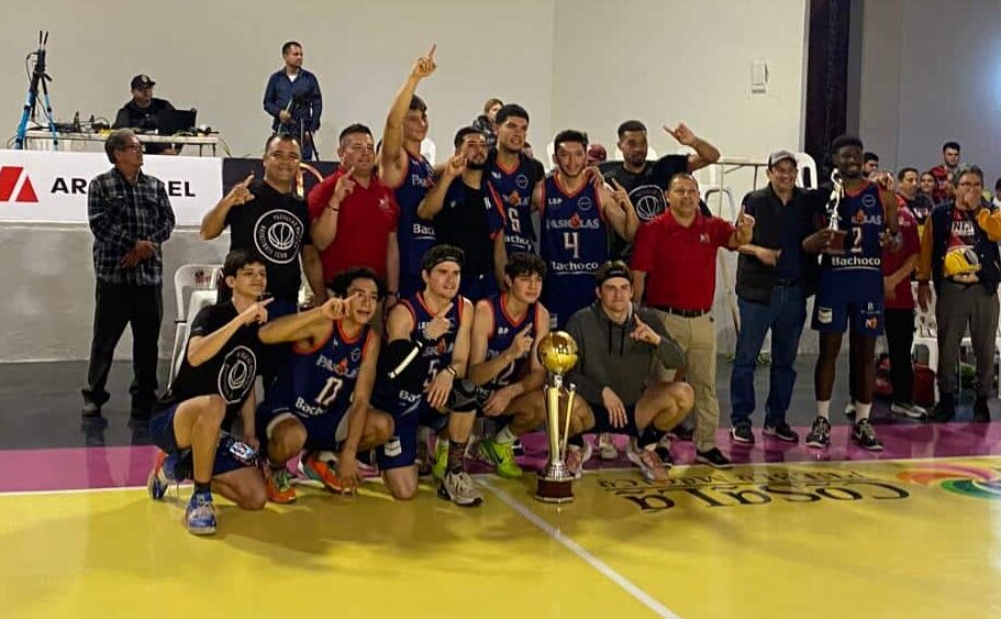 PASKOLAS POSAN PARA LA FOTO TRAS GANAR EL TÍTULO