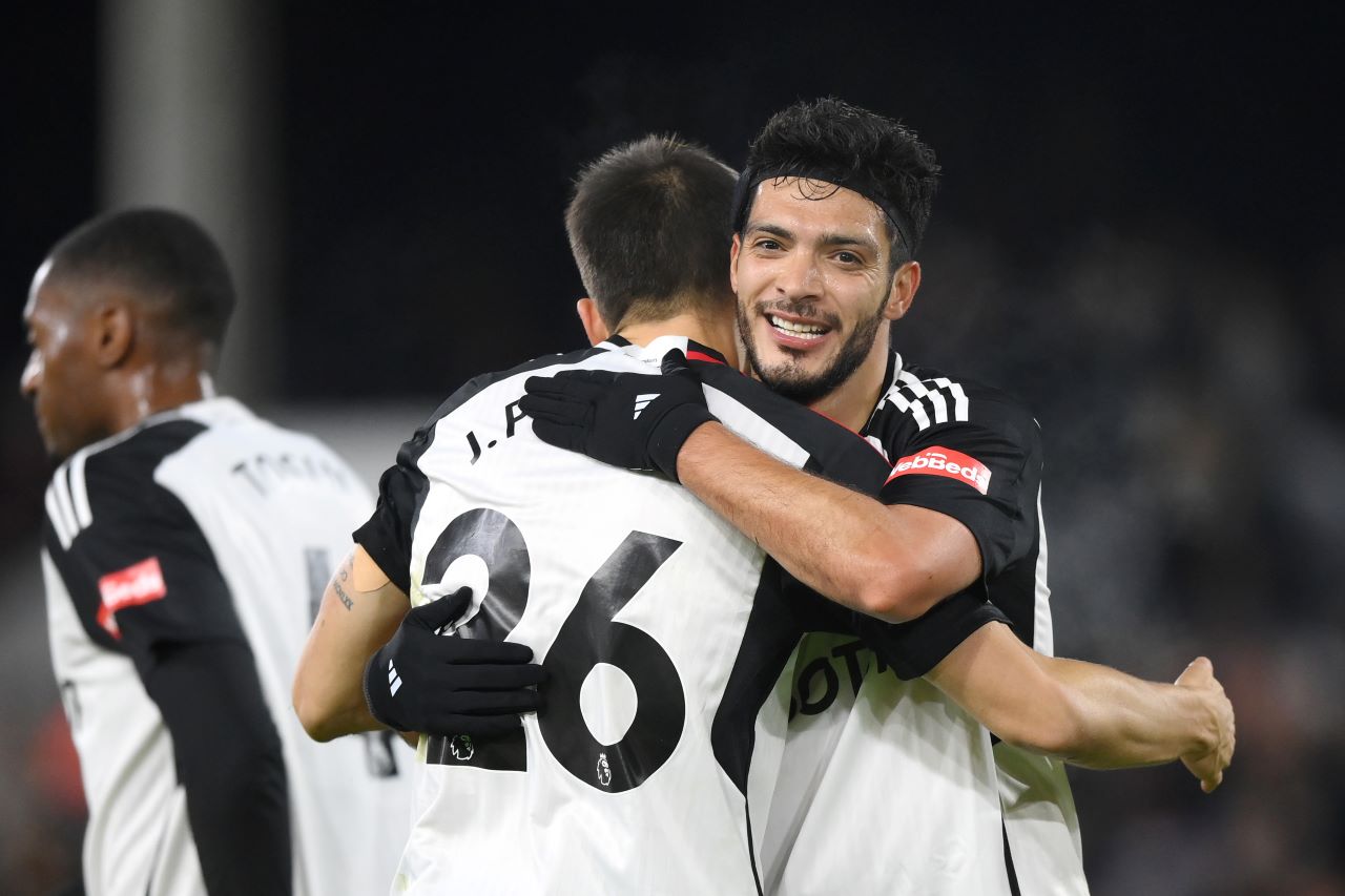 Raúl Jiménez festeja gol en la Premier League con el Fulham.