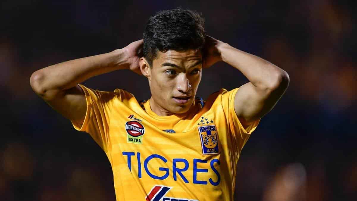 Raymundo Fulgencio se queja en partido de la final en el Azteca.