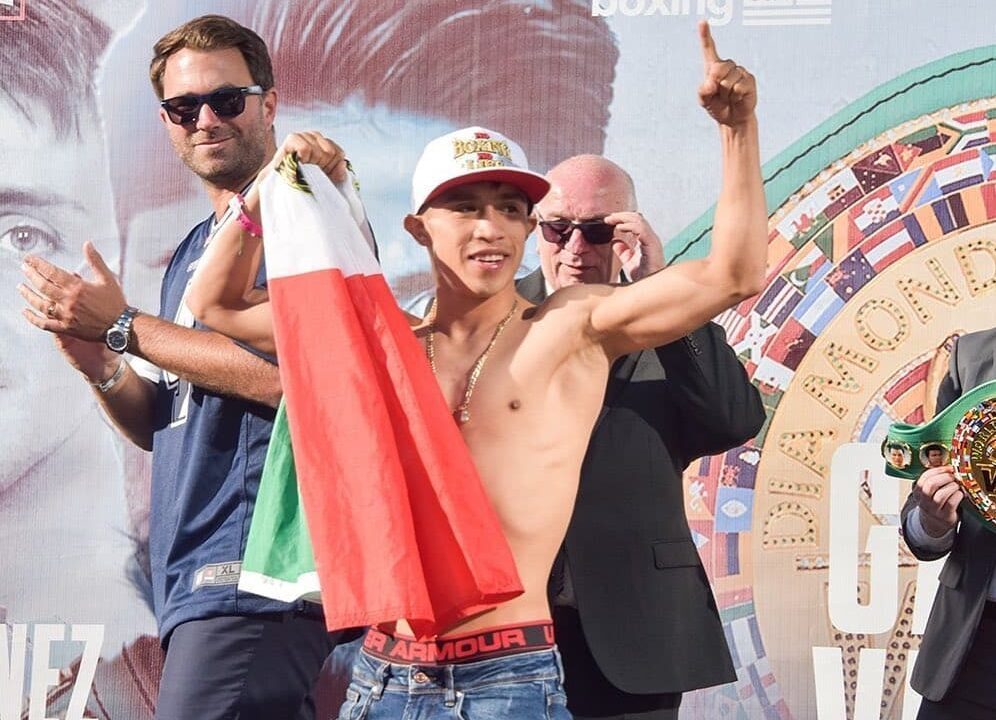 REY MARTÍNEZ POSA PARA LA FOTO LUEGO DE UN PESAJE
