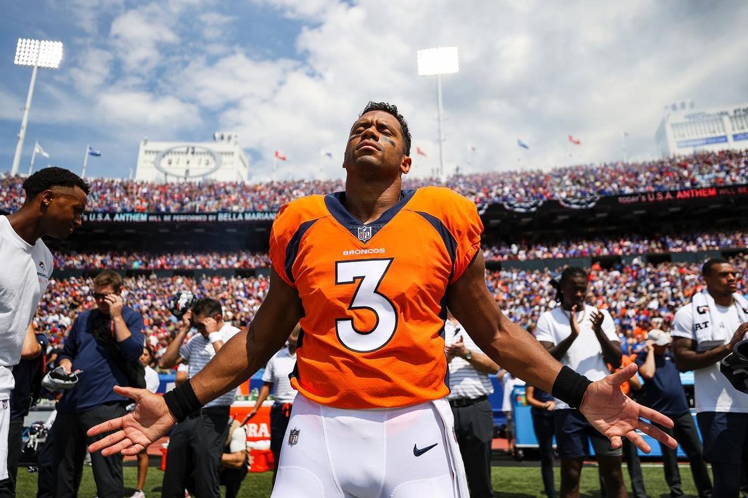 RUSSELL WILSON DURANTE UN CALENTAMIENTO DE LOS BRONCOS