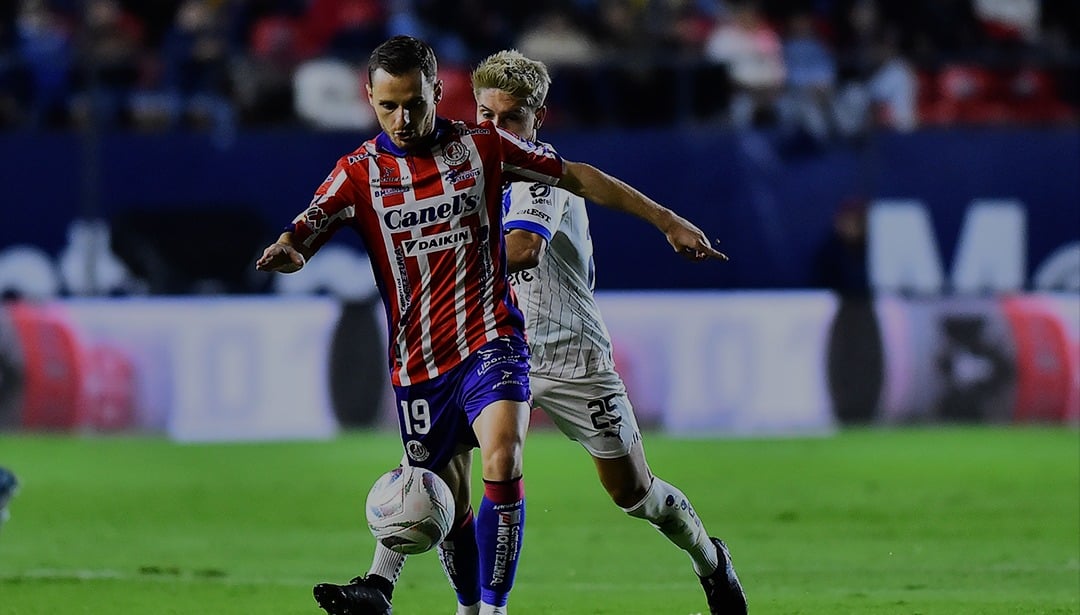 JUGADOR DE SAN LUIS Y DEL MONTERREY SE PELEAN POR LA POSESIÓN DEL BALÓN