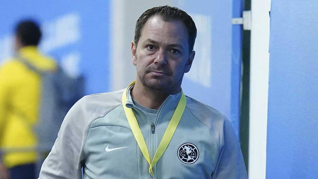 Santiago Baños arribando al Azteca para la gran final.