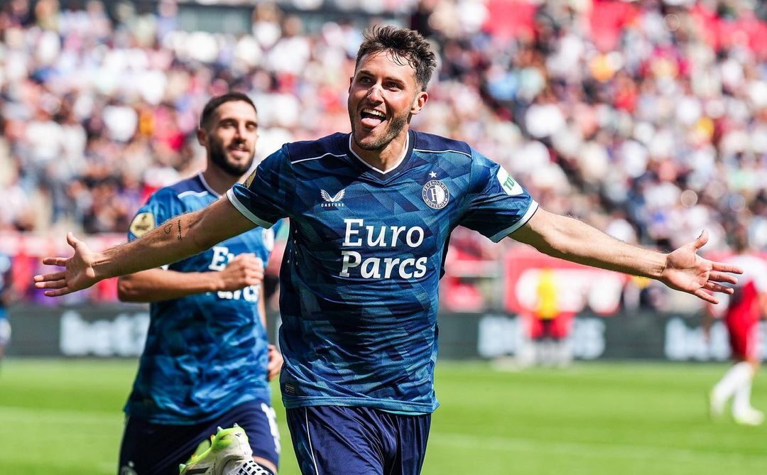 SANTIAGO GIMÉNEZ CELEBRA UN GOL PARA EL FEYENOORD