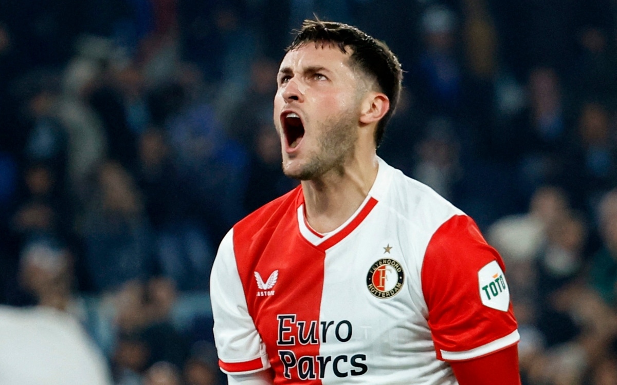 Santiago Giménez festeja gol con el Feyenoord.