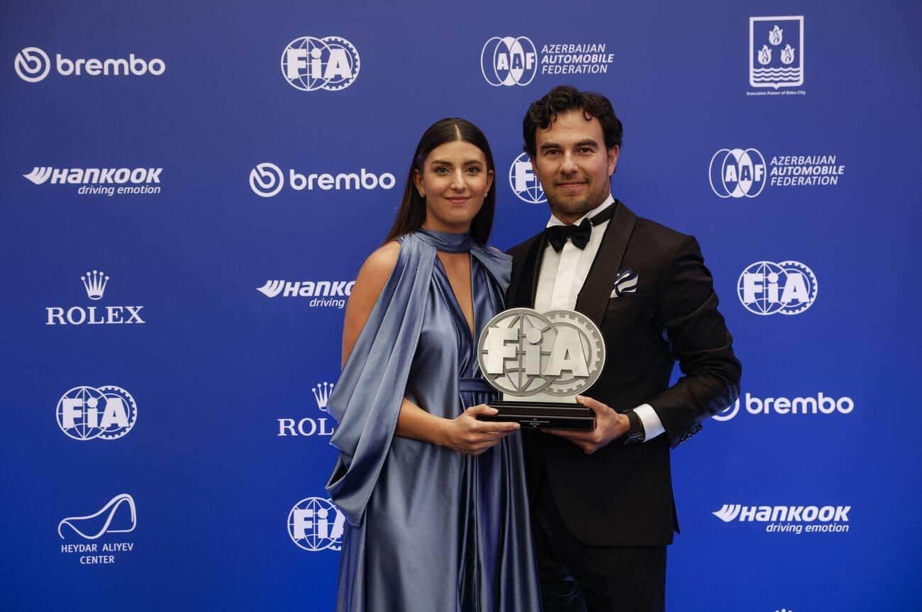Sergio Pérez al momento de la entrega de su trofeo.