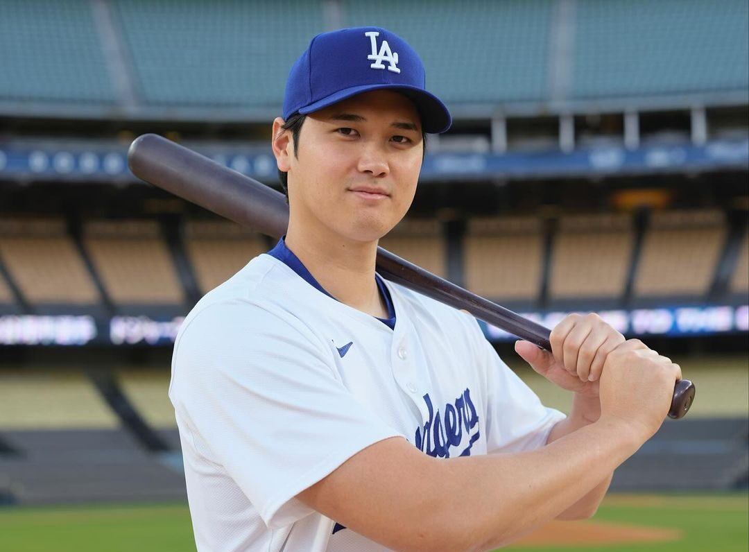 SHOHEI OHTANI POSA PARA LA FOTO CON EL UNIFORME DE LOS DODGERS
