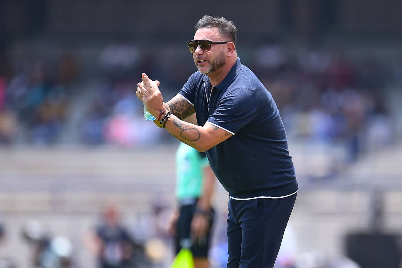 Antonio Mohamed dando instrucciones técnicas en la banca de Pumas.