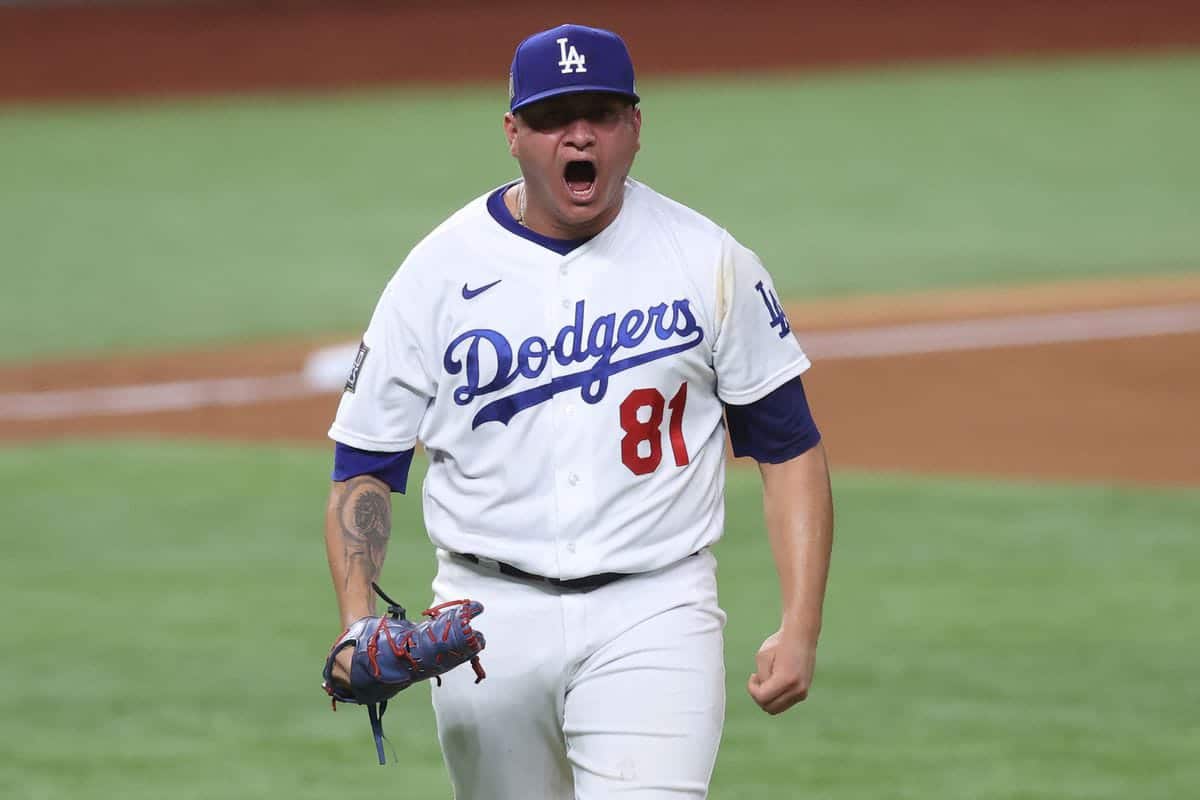 Víctor González festeja un ponche con Dodgers en la temporada pasada.