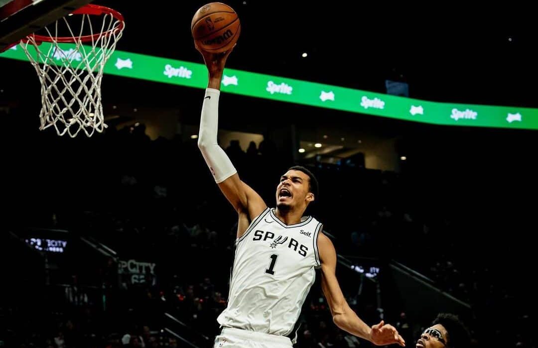 VÍCTOR WEMBANYAMA HACE UNA CLAVADA EN EL TRIUNFO DE SPPURS SOBRE LOS BLAZERS