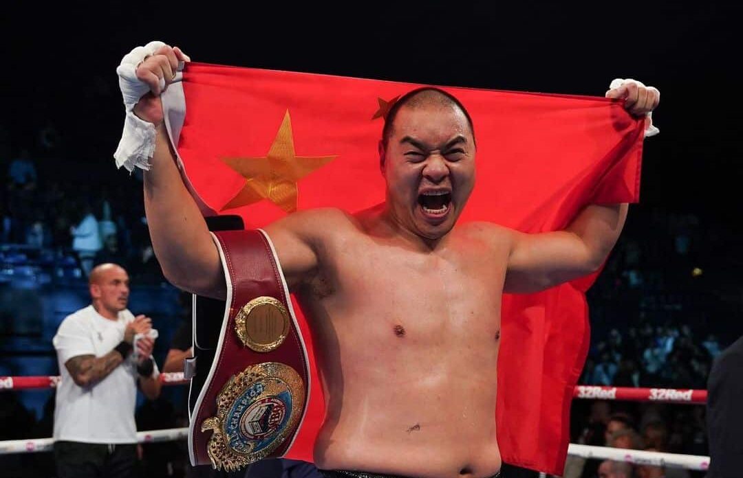 ZHILEI ZHANG FESTEJA UN TRIUNFO TRAS UNA PELEA DE BOXEO