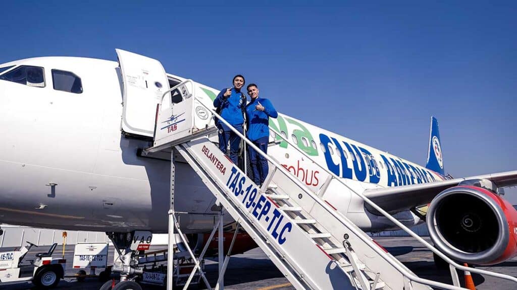 JUGADORES DEL AMÉRICA BAJAN DEL AVIÓN