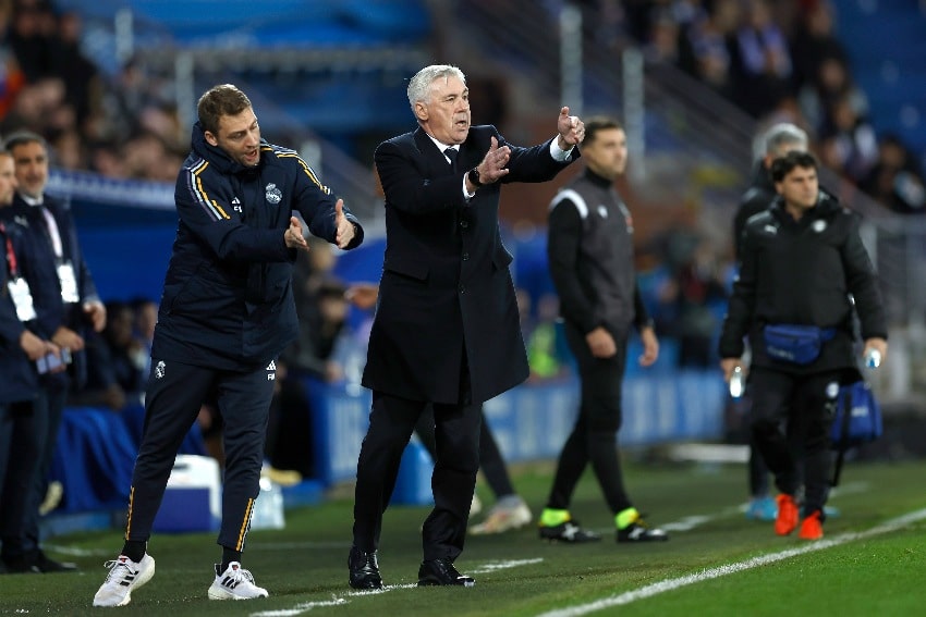 CARLOS ANCELOTTI DIRIGIENDO JUEGO DE LA CHAMPIONS LEAGUE