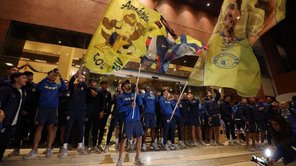 AFICONADOS DEL AMÉRICA LE LLEVAN SERENATA A SU EQUIPO