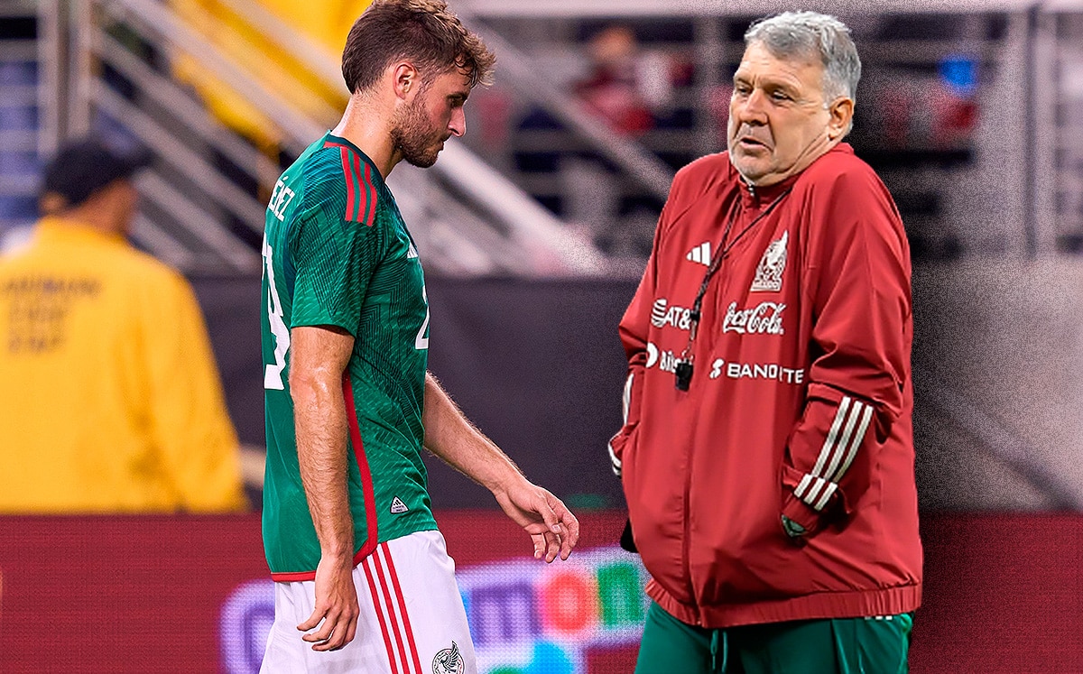Santiago Giménez y Gerardo Martino en pleno duelo del Tricolor.