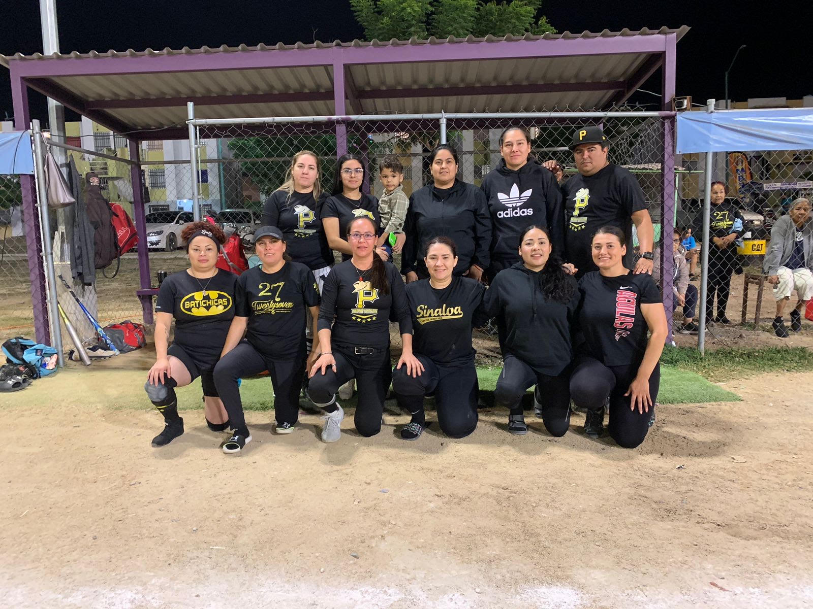 LAS GANADORES POSAN EN LA FOTO OFICIAL