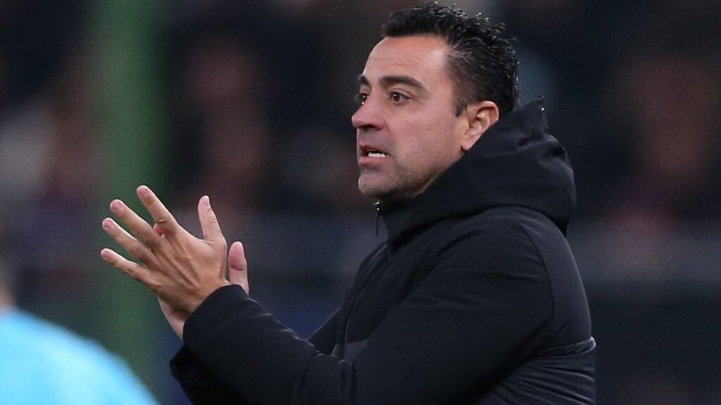 XAVI DIRGIENDO EL DUELO ANTE EL AMÉRICA