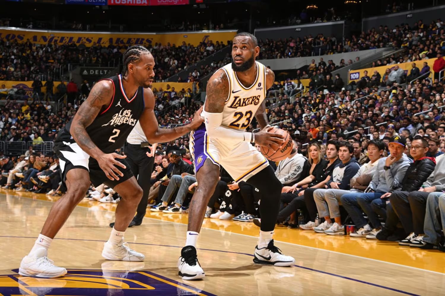 KAWHI LEONARD DE LOS CLIPPERS DEFENDIENDO A LEBRON JAMES DE LAKERS
