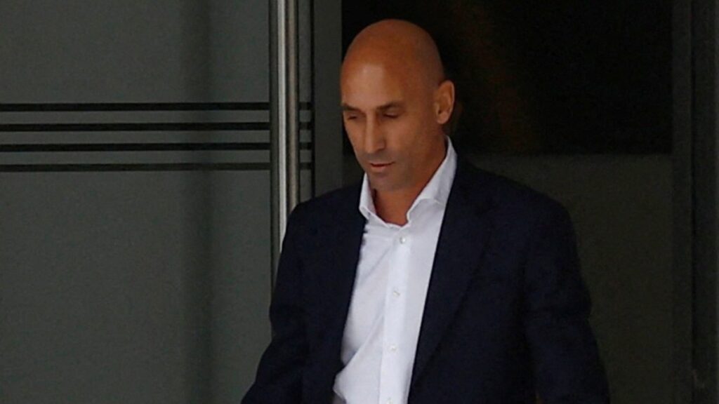 LUIS RUBIALES SALIENDO DEL TRIBUNAL